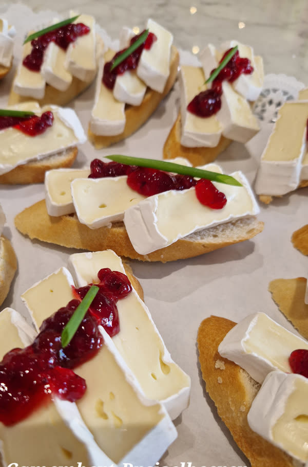 Camembert auf Baguette mit Preiselbeeren