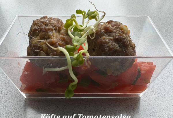 Köfte auf Tomatensalsa