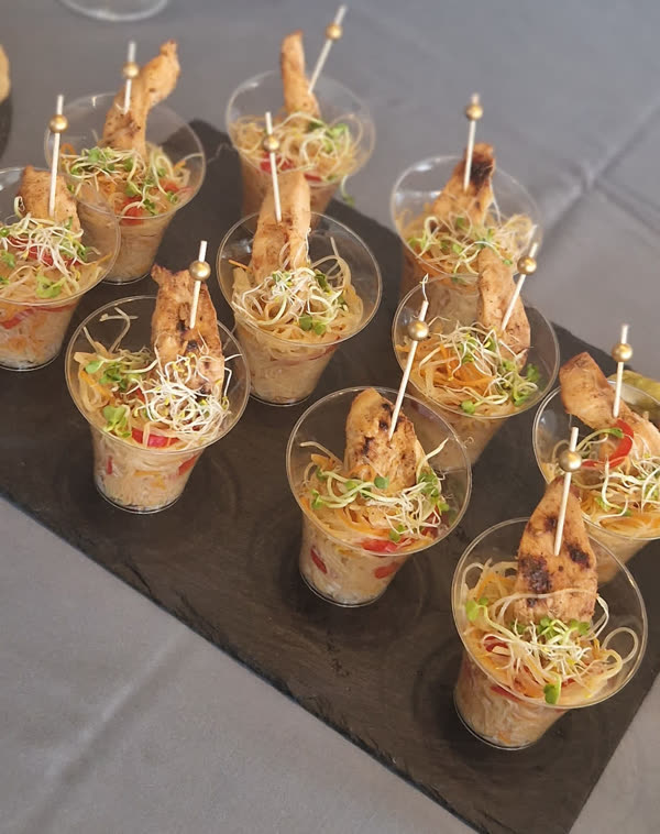 Asiatische Nudel-Cups mit Hähnchen