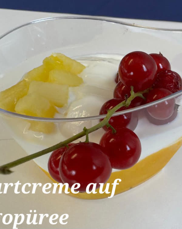 Quark-/Joghurtcreme auf Fruchtpüree