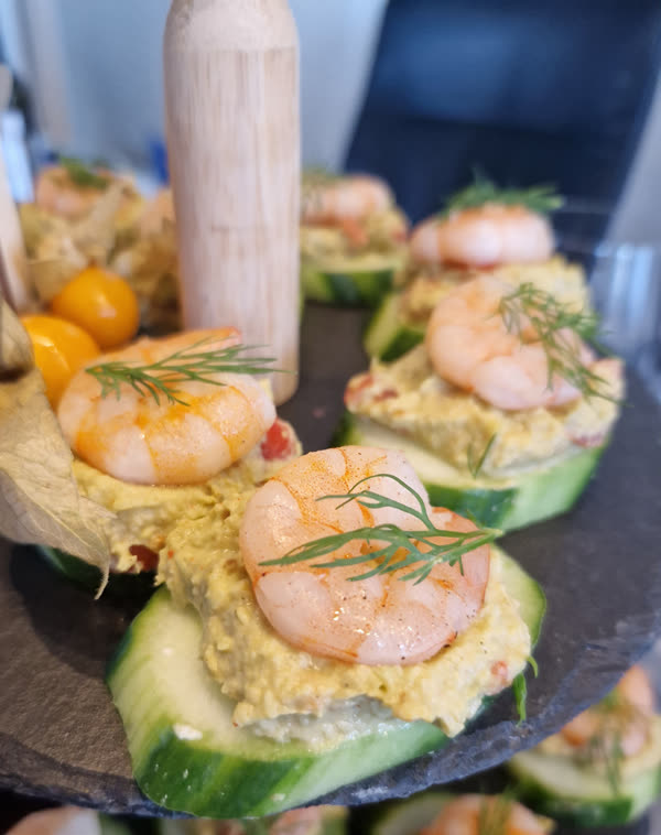 Shrimps auf Gurkenscheiben