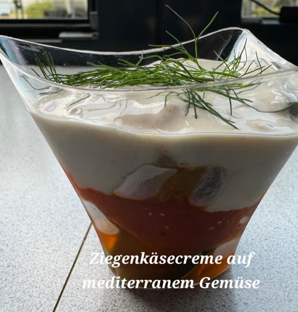 Ziegenkäsecreme auf mediterranem Gemüse